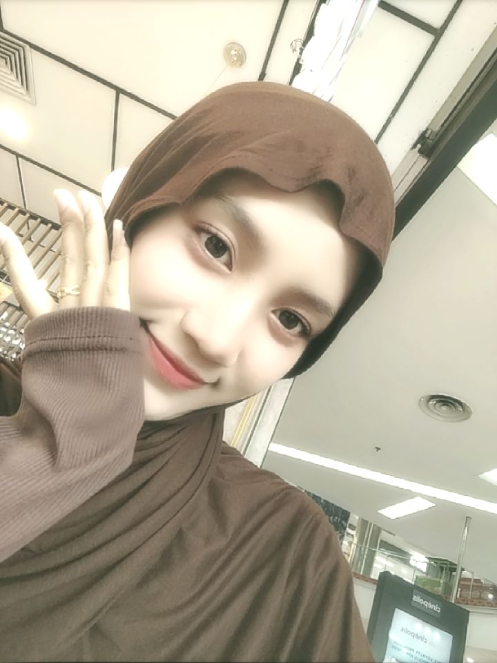 Foto Aca tersenyum
